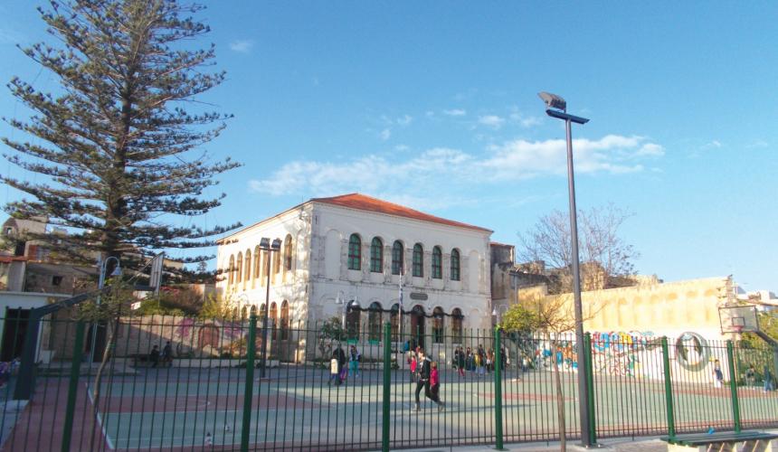 Πέταξαν μολότοφ στο Δημοτικό Σχολείο Τσεσμέ στο Ρέθυμνο