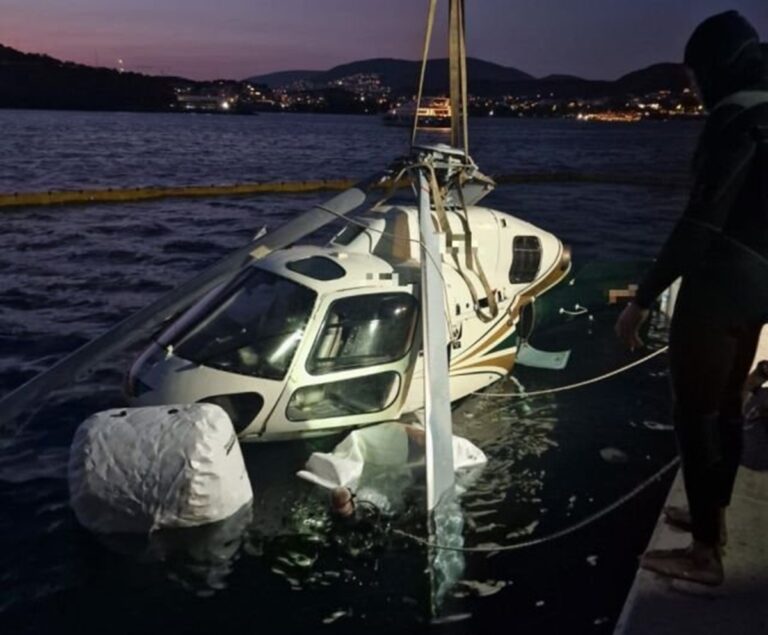 Βουλιαγμένη: Καρέ καρέ η διαδικασία ανέλκυσης του ελικοπτέρου – Δείτε βίντεο και φωτογραφίες από την επιχείρηση του Λιμενικού Σώματος