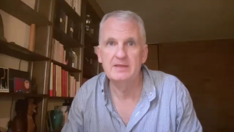 Τίμοθι Σνάιντερ στο ΕΡΤNews: «Είναι πιθανή μια θεσμική κατάρρευση στις ΗΠΑ»
