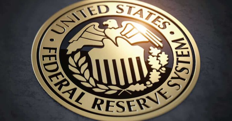 Αμετάβλητα διατήρησε η Fed τα επιτόκια – Πιθανές δύο μειώσεις επιτοκίων μέχρι το τέλος της χρονιάς