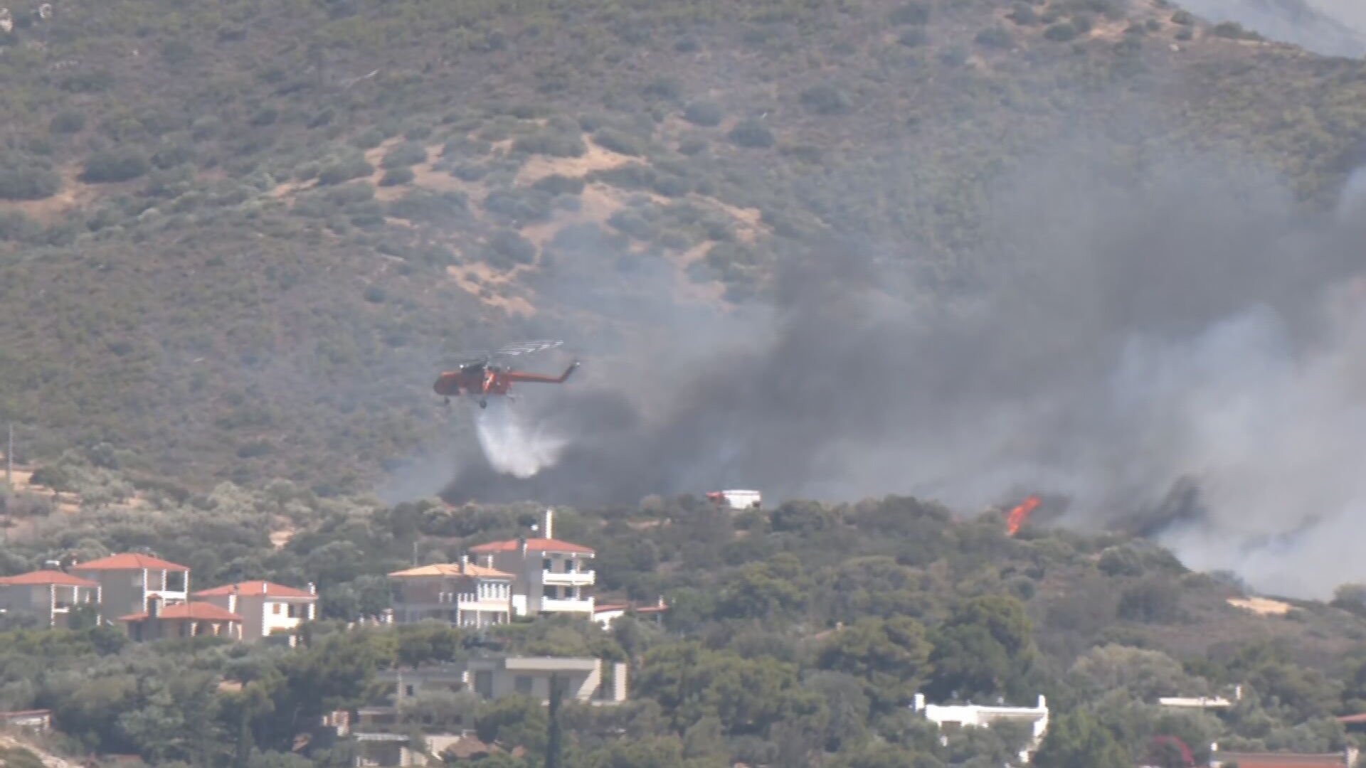 Φωτιά τώρα: Η τιτάνια προσπάθεια των πιλότων με την πύρινη λαίλαπα (vids)