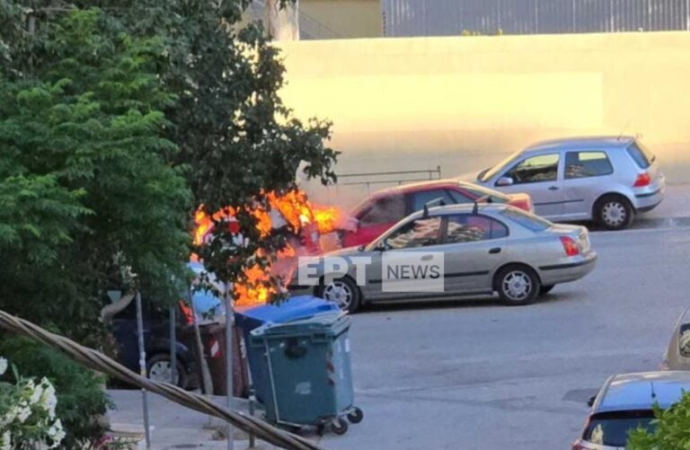 Φωτιά σε πέντε οχήματα στη Νέα Σμύρνη – Φωτογραφίες και βίντεο