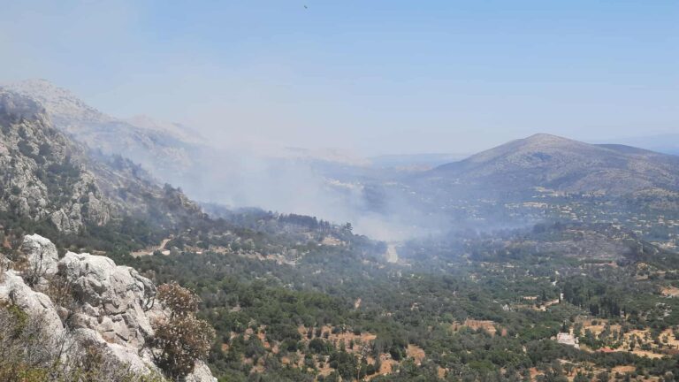Σε εξέλιξη το πύρινο μέτωπο στον Άγιο Γεώργιο – Αγωνία για τα Αρμόλια και το Λυθί