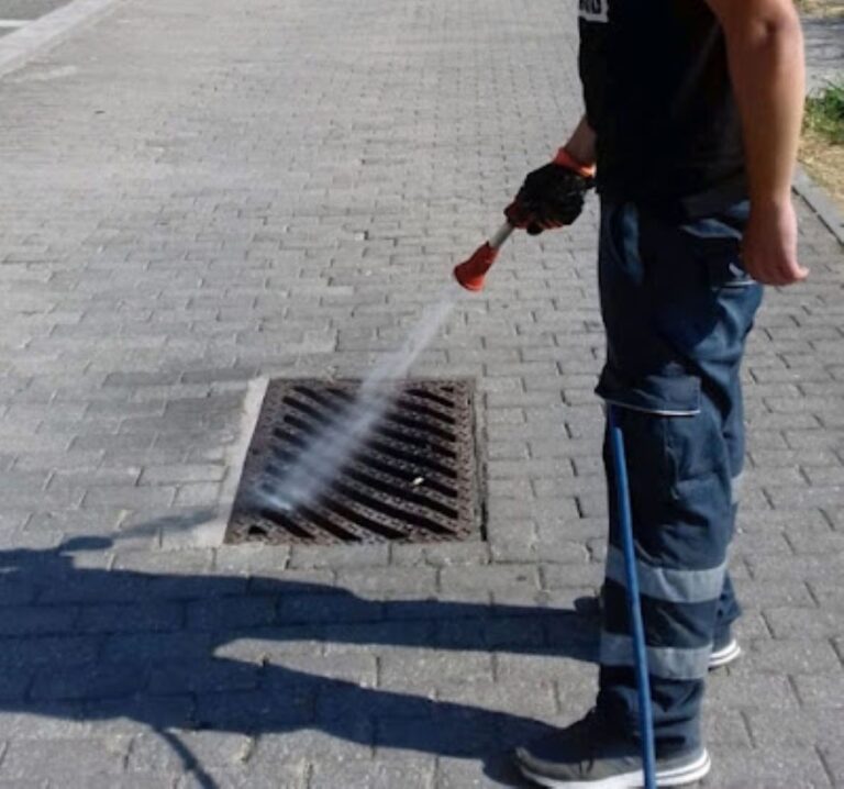 ΔΕΥΑΛ: Ψεκασμοί σε φρεάτια για κατσαρίδες και ανεπιθύμητα έντομα