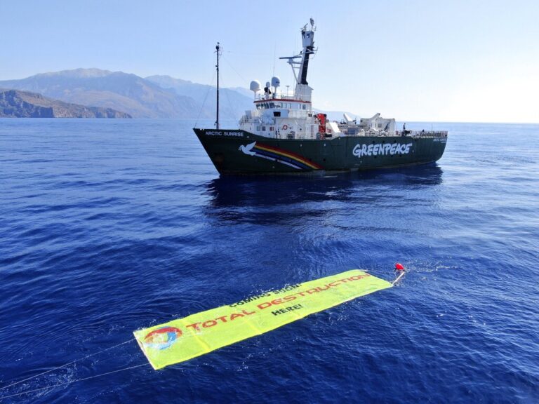 Arctic Sunrise: Το εμβληματικό πλοίο της Greenpeace «πιάνει» λιμάνι σε Βόλο και Ηράκλειο