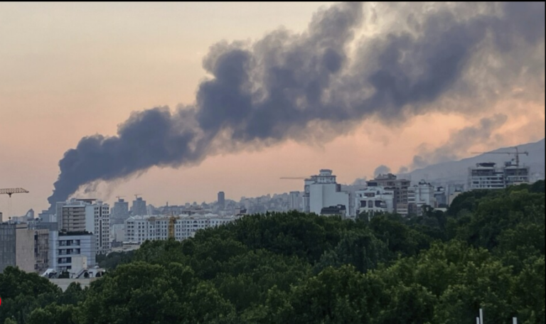 Το Ισραήλ βομβαρδίζει ιρανικές μονάδες παραγωγής όπλων, με υπερηχητικούς πυραύλους απαντά το Ιράν