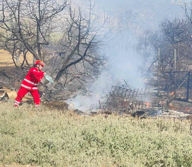Φωτιά-τώρα: Στο πύρινο μέτωπο στην Παλαιά Φώκαια οι εθελοντές Σαμαρείτες – Διασώστες του Ελληνικού Ερυθρού Σταυρού