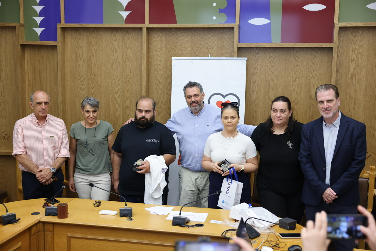 Κρήτη: Εφαρμογή για κινητά σώζει ζωές – Οδηγός χρήσης για τους απινιδωτές που έχει τοποθετήσει η Περιφέρεια Κρήτης σε όλο το νησί