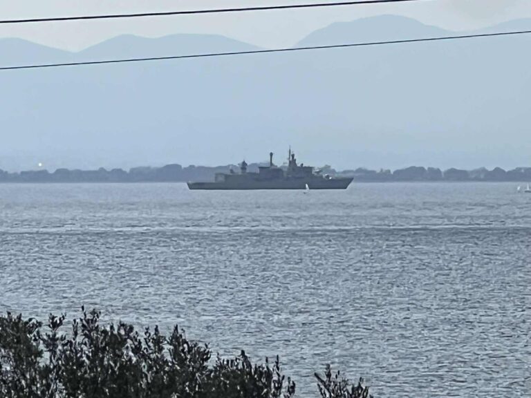Καλαμάτα: Στο μεσσηνιακό κόλπο φρεγάτα του Πολεμικού Ναυτικού