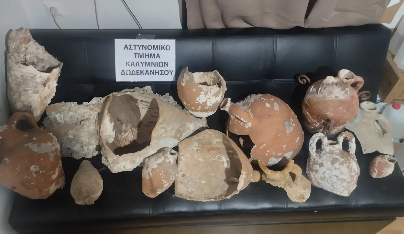 Κάλυμνος: Χειροπέδες σε 87χρονο αλλοδαπό για παράνομη κατοχή αρχαίων – Είχε στο σπίτι του αμφορείς και τμήματα αγγείων