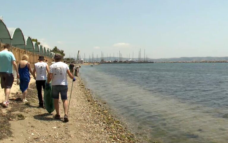 Εθελοντές και κάτοικοι της Καλαμαριάς καθάρισαν το παραλιακό μέτωπο της περιοχής