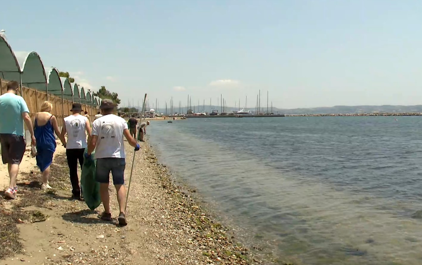 Εθελοντές και κάτοικοι της Καλαμαριάς καθάρισαν το παραλιακό μέτωπο της περιοχής