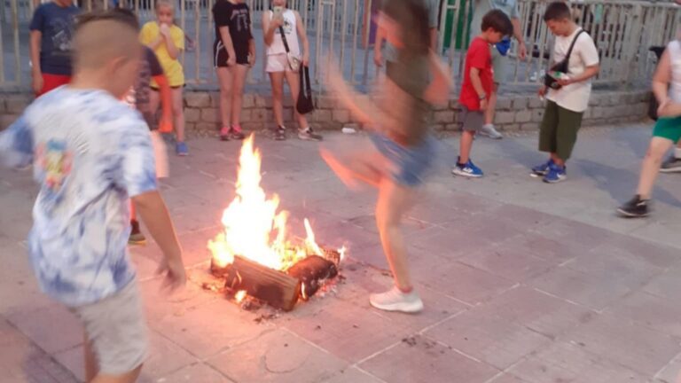 Το έθιμο του Αϊ Γιάννη του Κλήδονα αναβιώνει από τον Σύλλογο Γυναικών Στρατώνων Κομοτηνής