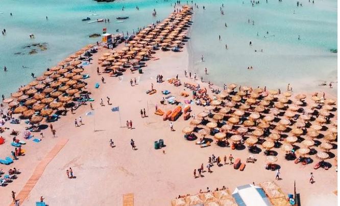 Χανιά: Ελαφονήσι: Αστυνομικοί ντύθηκαν… τουρίστες συλλαμβάνοντας τους “κράχτες” παρκαδόρου