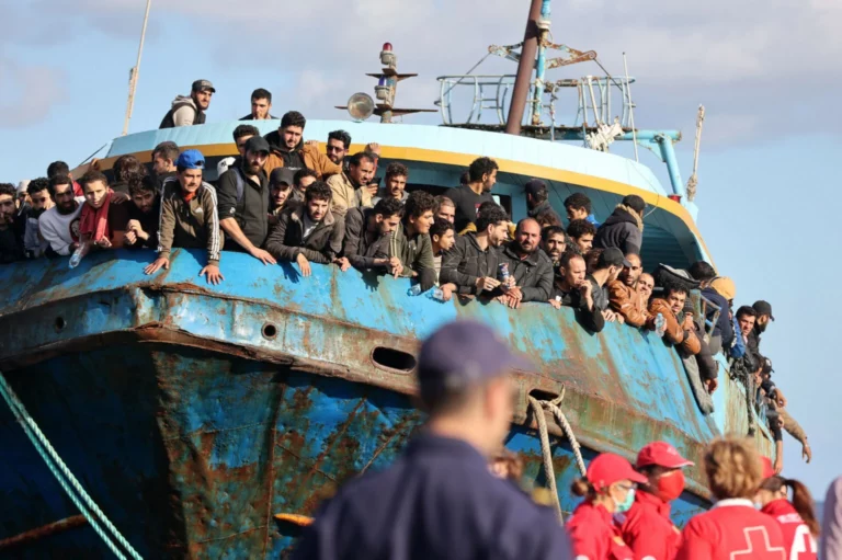 Μεγάλο σκάφος με περίπου 300 μετανάστες εντοπίστηκε στα νότια των Χανίων -Στην Παλαιόχωρα η αποβίβαση