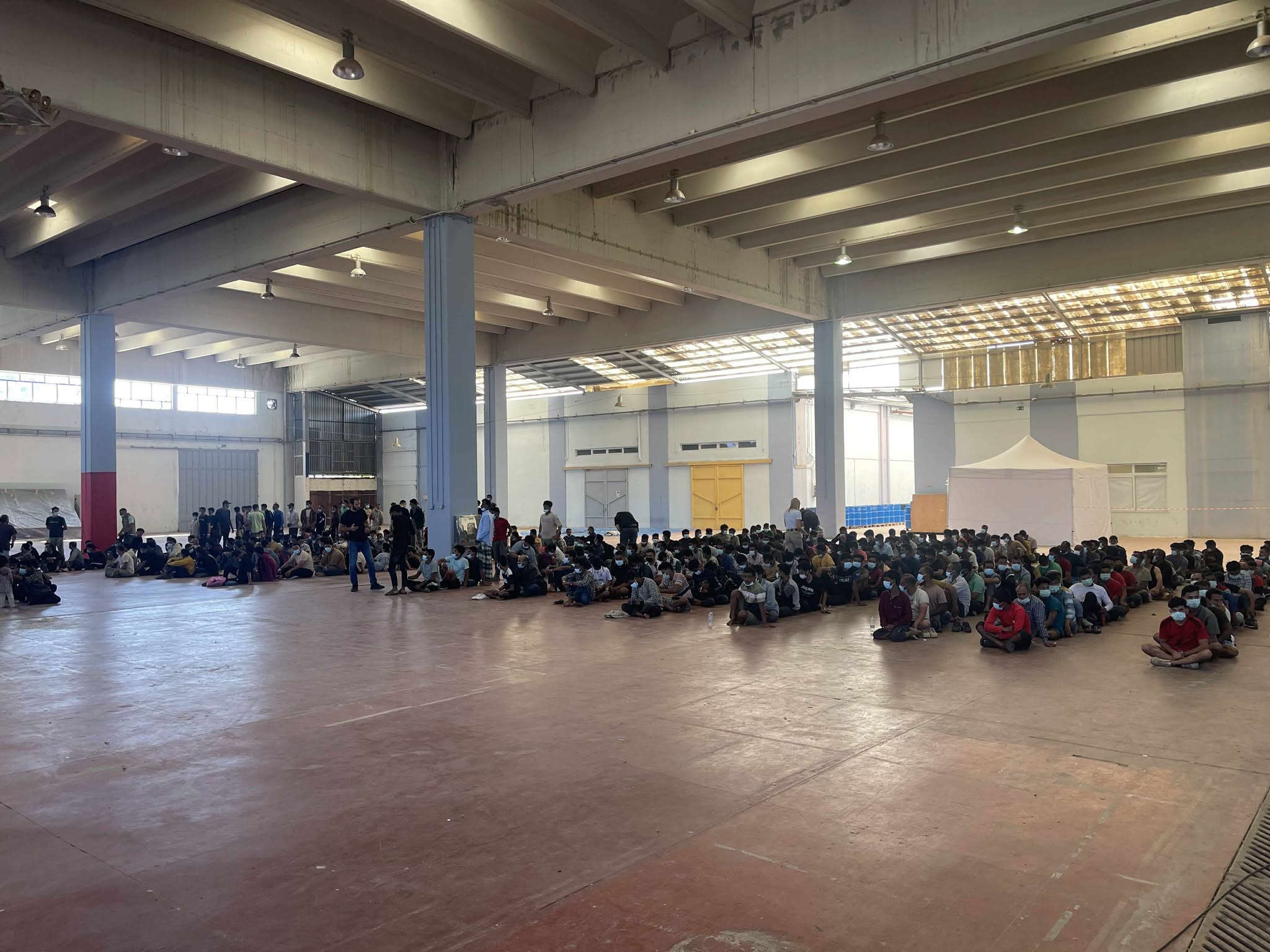 Κρήτη: Ασφυκτική η κατάσταση στο εκθεσιακό κέντρο Αγυιάς – Περισσότεροι από 800 πρόσφυγες και μετανάστες σε προσωρινή φιλοξενία