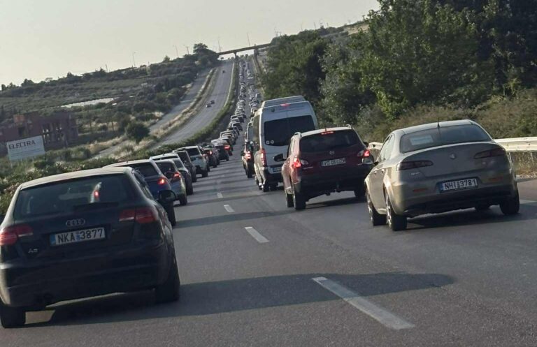 Καραμπόλα τεσσάρων οχημάτων παρέλυσε την κίνηση στην Εθνική Οδό Μουδανιών-Θεσσαλονίκης (βίντεο)
