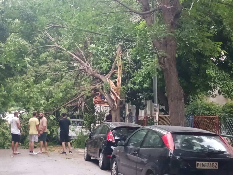 Μπουρίνι σάρωσε την πόλη της Λάρισας