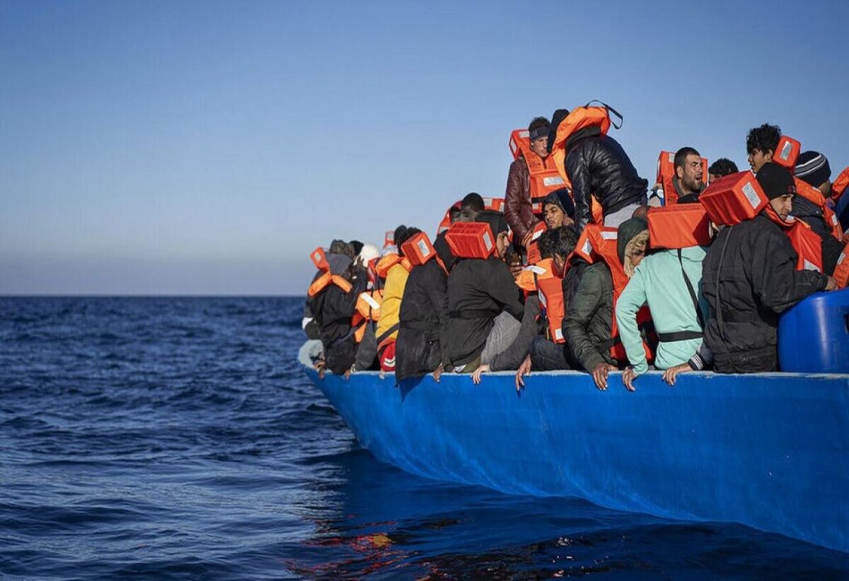 Διάσωση 18 αλλοδαπών από πνευστή λέμβο στη Ρόδο – Σύλληψη 16χρονου για διακίνηση