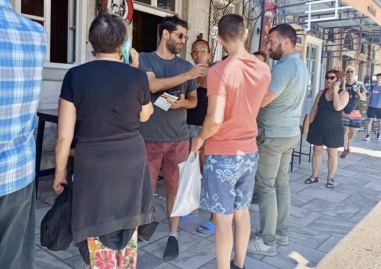 Κυκλάδες: Ουρές στα πρακτορεία λόγω απαγορευτικού απόπλου