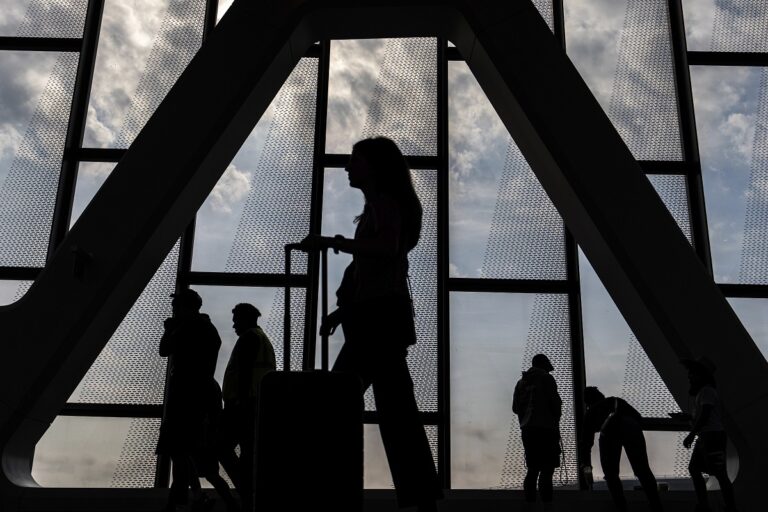 Η πτώση της κίνησης Ευρωπαίων προς ΗΠΑ «ρίχνει» τα αεροπορικά εισιτήρια