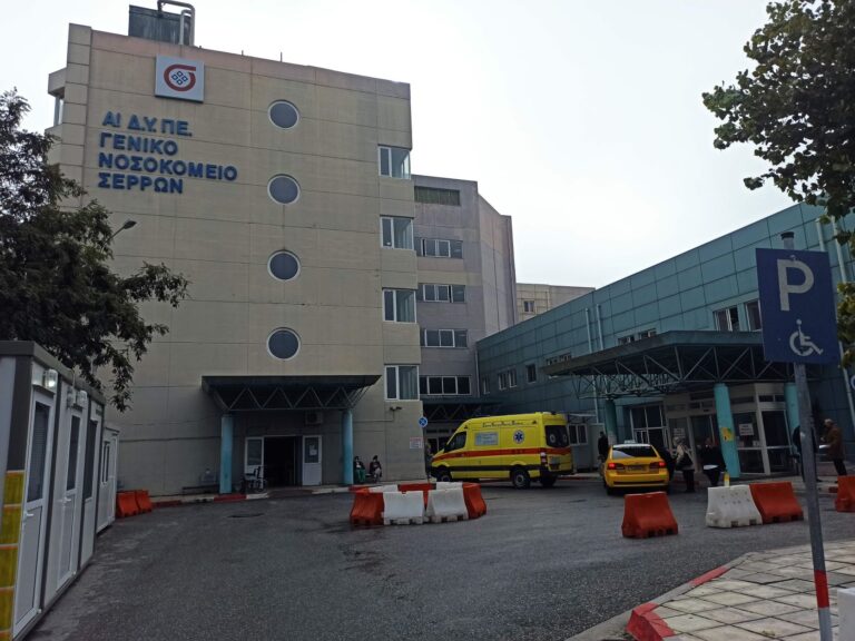 Σέρρες: Με κάταγμα στη σπονδυλική στήλη ο 9χρονος που καταπλακώθηκε από μεταλλική πόρτα