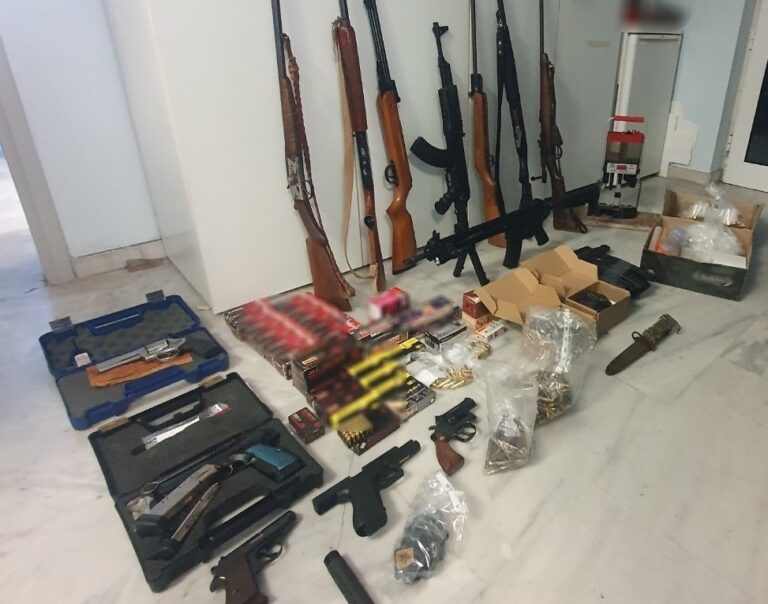 Νέα έφοδος της αστυνομίας αποκάλυψε κι άλλο οπλοστάσιο στον Αποκόρωνα