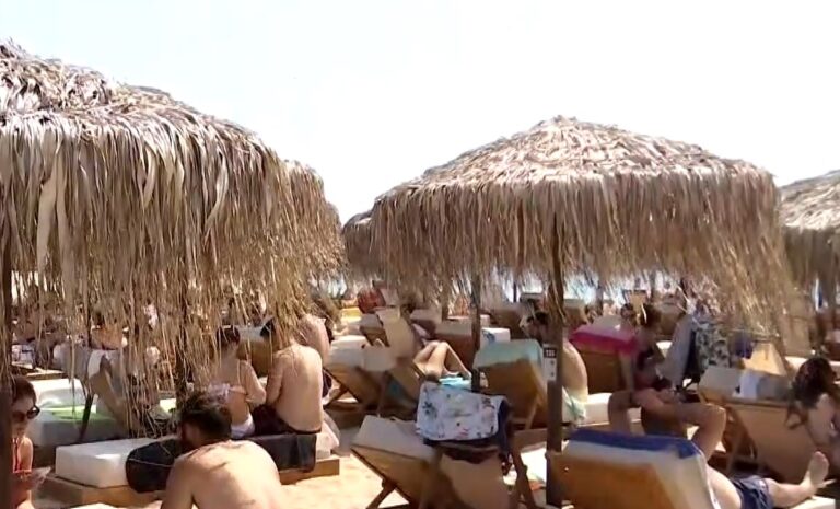 Η πρώτη μεγάλη έξοδος του καλοκαιριού – «Βούλιαξαν» οι παραλίες της Χαλκιδικής