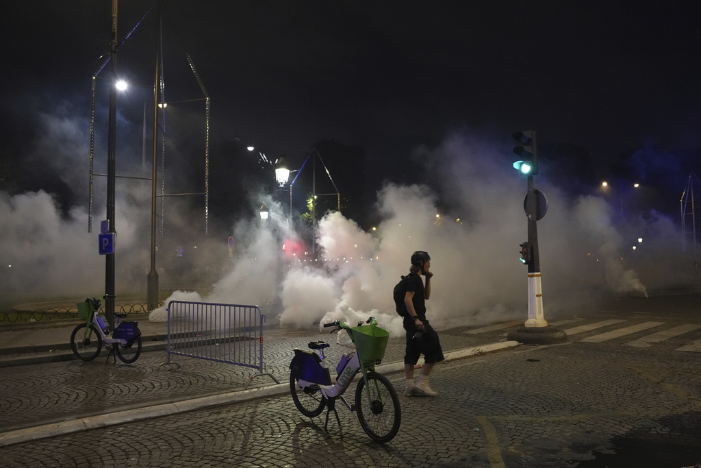Βίαια επεισόδια στη Γαλλία με δύο νεκρούς μετά τη νίκη της Παρί Σεν Ζερμέν επί της Ίντερ – 559 προσαγωγές για τις εκτεταμένες καταστροφές