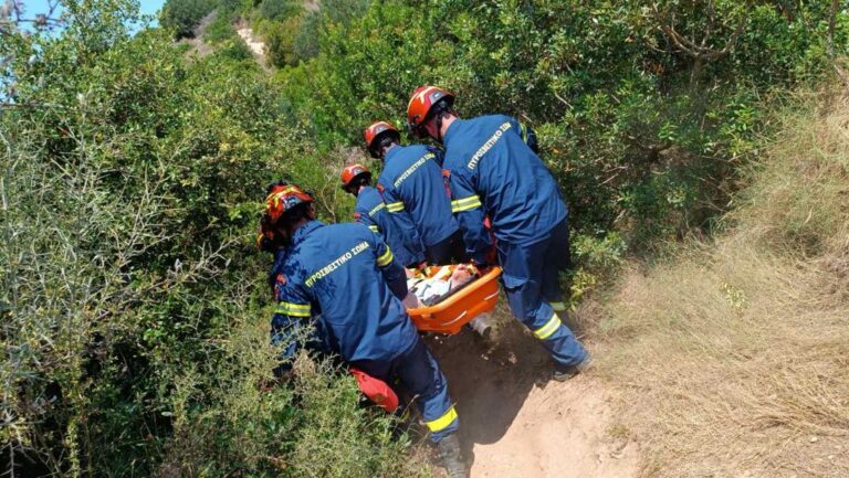 Κέρκυρα: Παροχή βοήθειας από την Πυροσβεστική στην μεταφορά τουριστών μετά από τραυματισμό