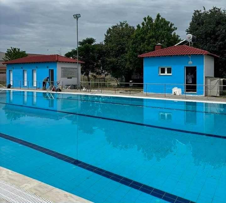 Δωρεάν προγράμματα εκμάθησης κολύμβησης στον Τυρνάβο – Ο Δήμος κατήργησε τη συμμετοχή των 20 ευρώ