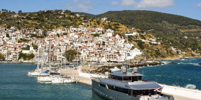 Τουριστική περίοδος στη Σκόπελο: Ενισχυμένη ακτοπλοϊκή σύνδεση και προβλήματα ύδρευσης