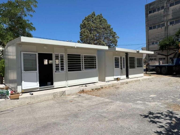 Προκατασκευασμένες αίθουσες διδασκαλίας σε σχολικό κτίριο της Σπάρτης