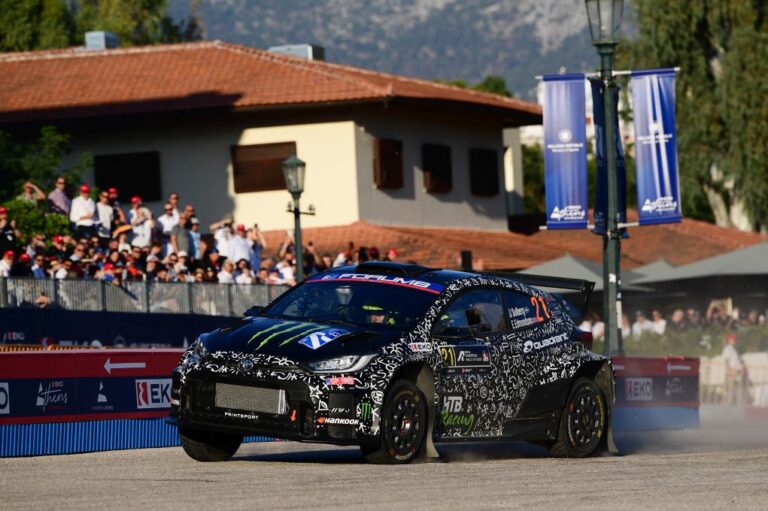 «Rally Acropolis 2025»: Με πολύ κόσμο και καθυστέρηση μιας ώρας ξεκίνησε το ράλι των «Θεών»