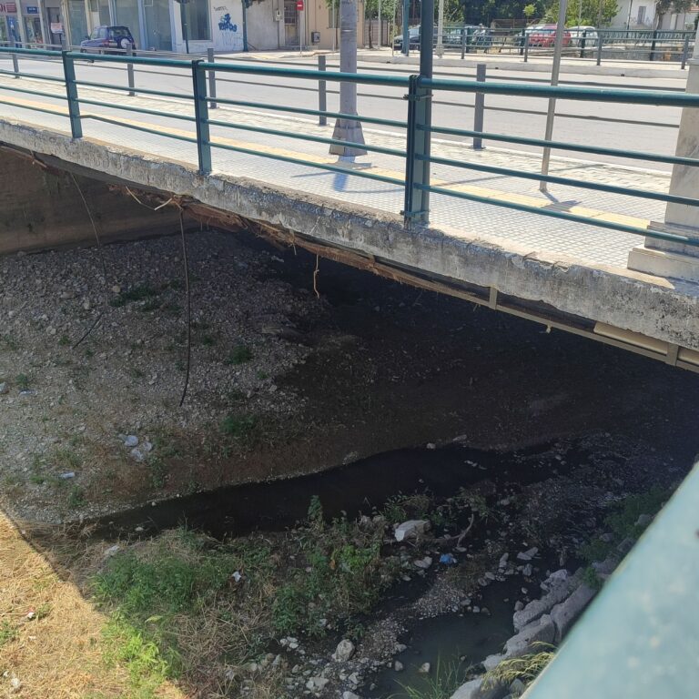 Καταγγελία Λημνιού: Σκουρόχρωμα και δύσοσμα λύματα κάτω από γέφυρα στη Λεωφόρο Ειρήνης