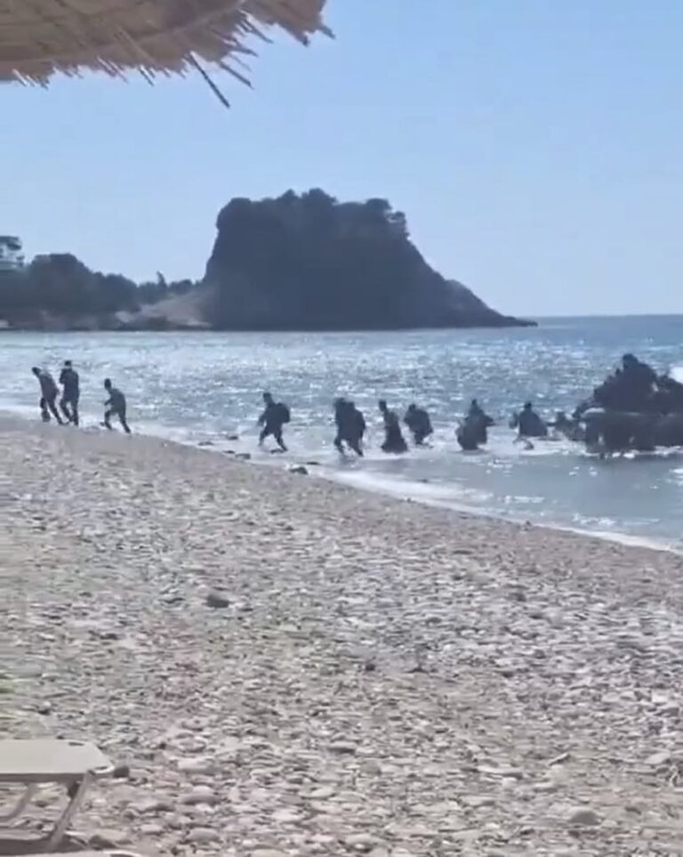 Σάμος: Μετανάστες αποβιβάστηκαν στην παραλία Ποτάμι μπροστά στα έκπληκτα μάτια  λουόμενων (βίντεο)
