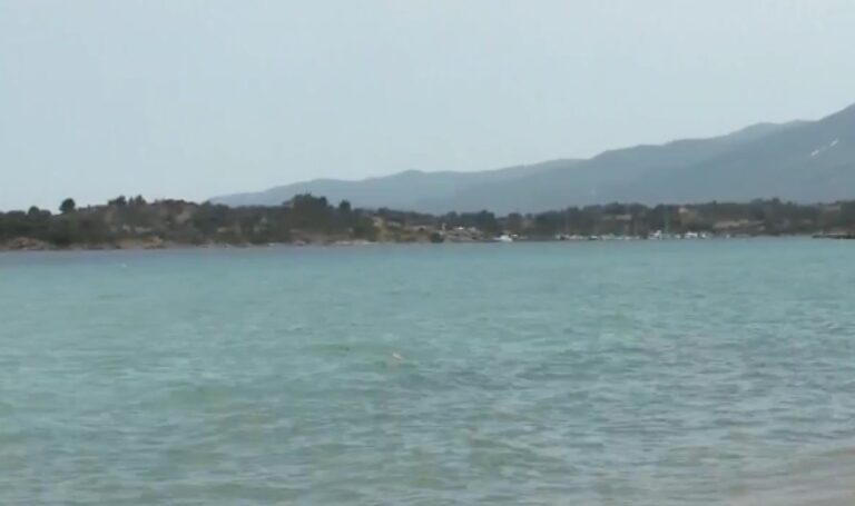 «Βουλιάζουν» οι παραλίες της Χαλκιδικής