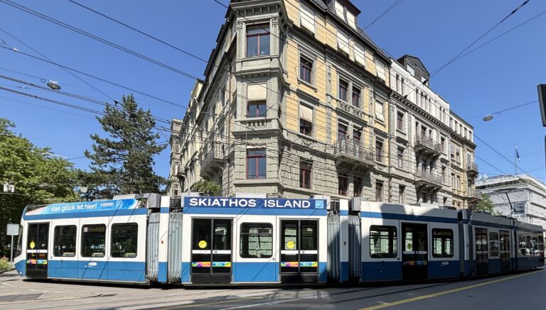Η Σκιάθος «επιβιβάζεται» στο τραμ της Ζυρίχης – Τρίμηνη καμπάνια τουριστικής προβολής στην καρδιά της Ελβετίας