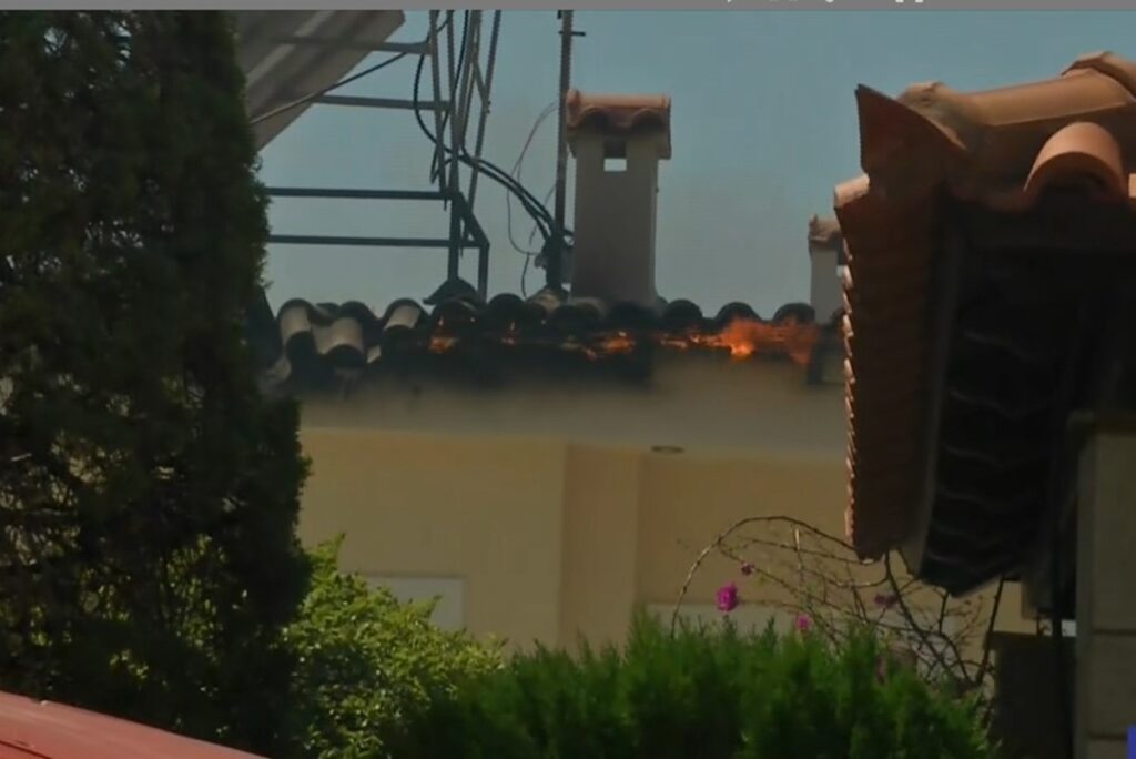 Φωτιά τώρα – Live: Καίγονται σπίτια στην Παλαιά Φώκαια – Τεράστια επιχείρηση της Πυροσβεστικής