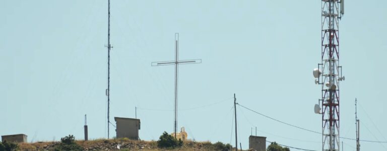 Καστοριά: Τοποθετήθηκε και πάλι ο φωτιζόμενος σταυρός στο Μαύρο Βουνό