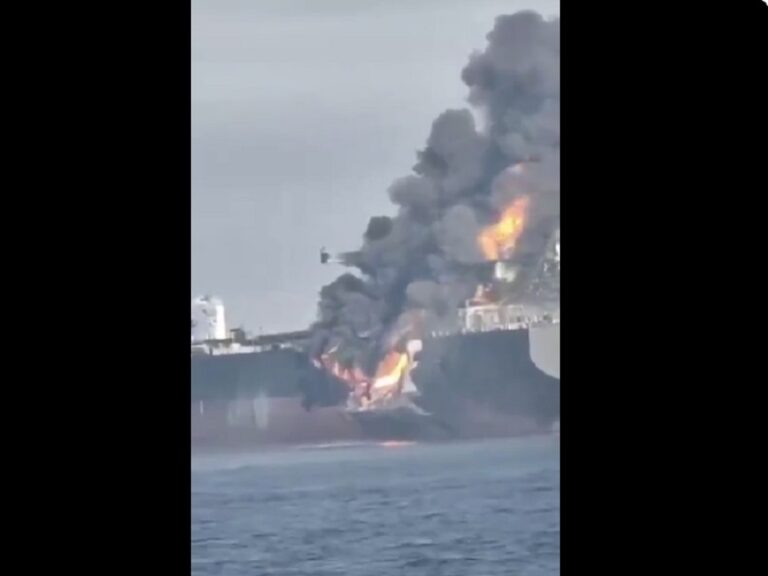 Φλεγόμενο πετρελαιοφόρο κοντά στο Στενό του Ορμούζ: Ανοικτό το ενδεχόμενο να συγκρούστηκε με άλλο πλοίο λόγω ηλεκτρονικών παρεμβολών