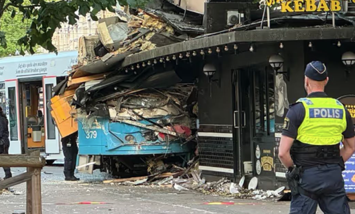 Σουηδία: Τραμ εκτροχιάσθηκε και κατέληξε μέσα σε μια πιτσαρία