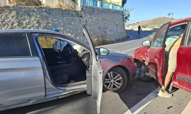 Σύρος: Όχημα της Αστυνομίας συγκρούστηκε με ΙΧ – Μία ελαφρά τραυματίας
