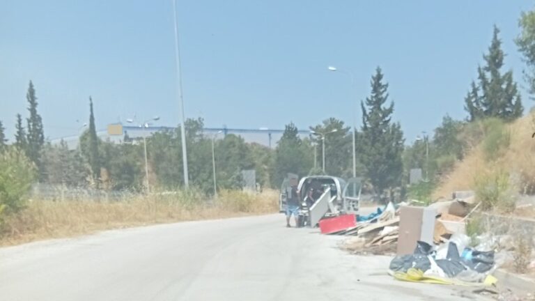 Θεσσαλονίκη: Τους έπιασαν να πετούν μπάζα και αμίαντο σε παράδρομο της ΕΟ Θεσσαλονίκης – Μουδανίων
