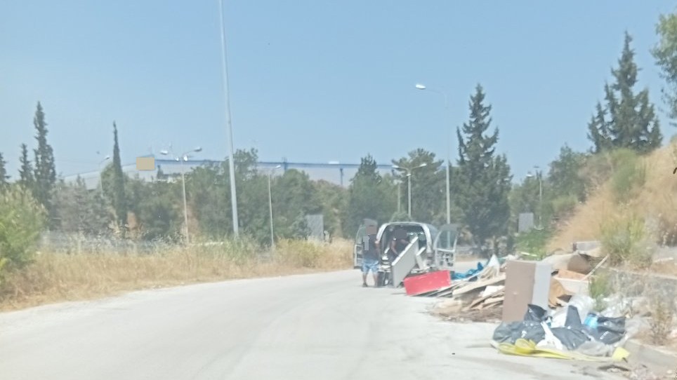 Θεσσαλονίκη: Τους έπιασαν να πετούν μπάζα και αμίαντο σε παράδρομο της ΕΟ Θεσσαλονίκης – Μουδανίων