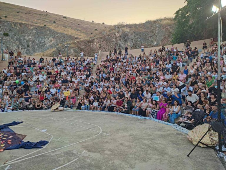Χορός, τραγούδι και παιδικά χαμόγελα στο Ανοιχτό Θέατρο Λατομί Τυρνάβου