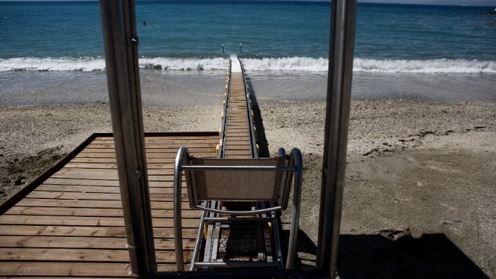 Θεσσαλονίκη: Επανατοποθετείται το Sea Track στους Νέους Επιβάτες για την πρόσβαση των ατόμων με αναπηρία στη θάλασσα