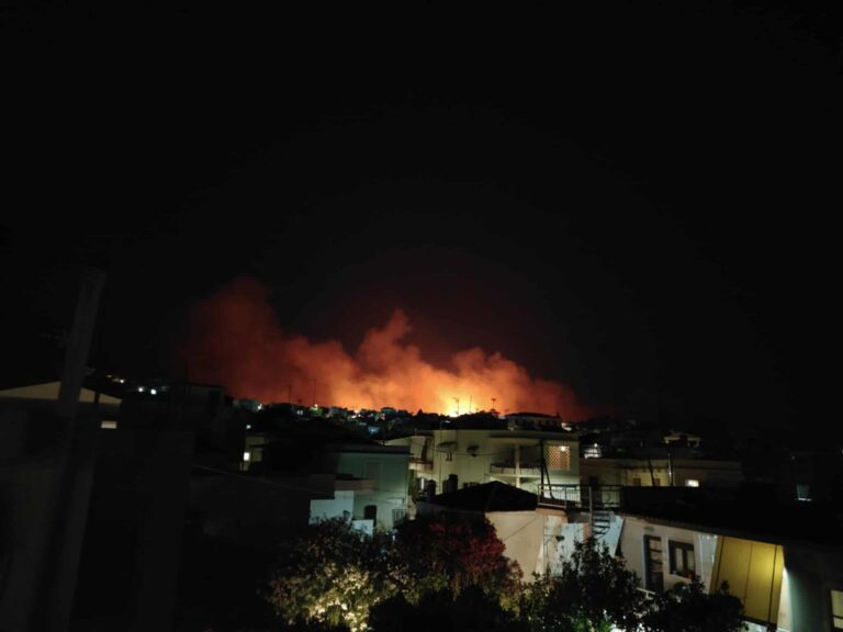 Δύσκολη νύχτα για τη Χίο:  Υπεράνθρωπες προσπάθειες να μην περάσει η φωτιά στα Μαστιχοχώρια – Μήνυμα από το 112
