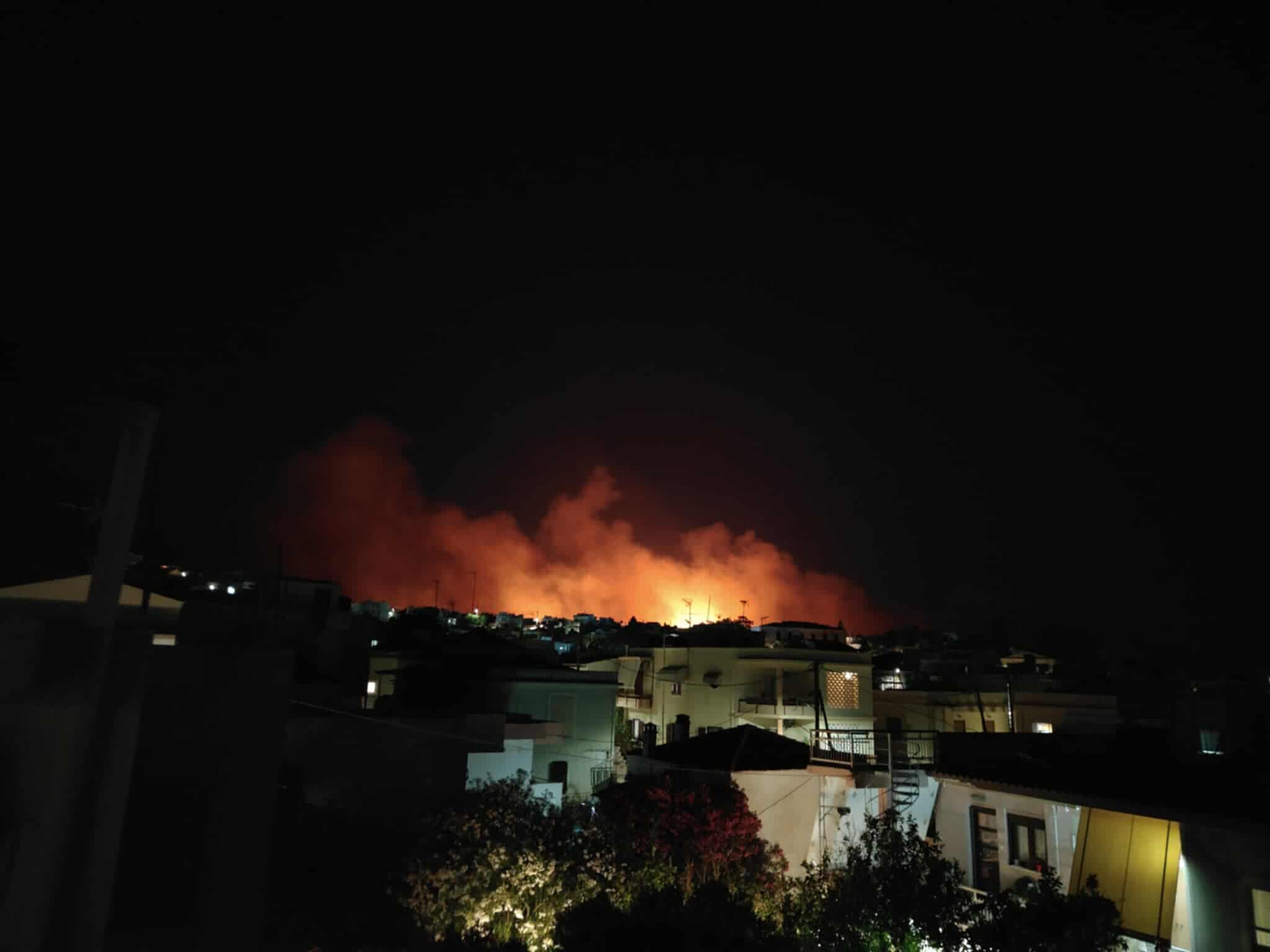 Δύσκολη νύχτα για τη Χίο:  Υπεράνθρωπες προσπάθειες να μην περάσει η φωτιά στα Μαστιχοχώρια – Μήνυμα από το 112