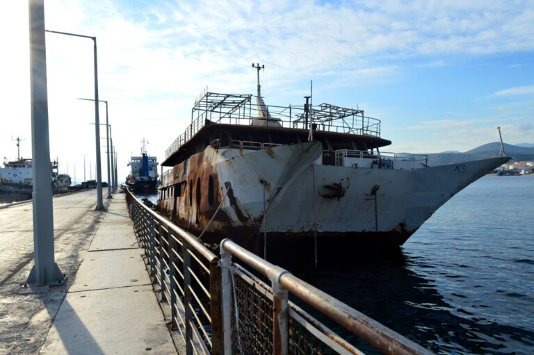 Απομάκρυνση επιβλαβών πλοίων από τη θαλάσσια περιοχή της Ελευσίνας